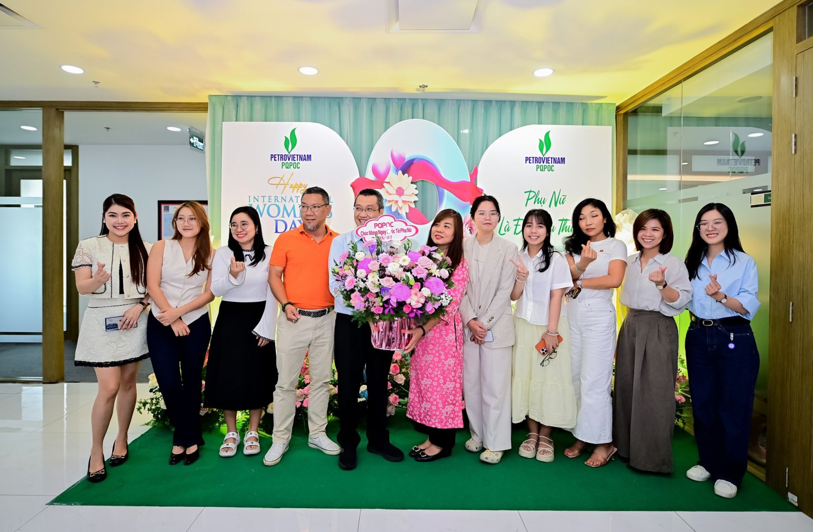 Ban lãnh đạo tặng hoa trong SỰ KIỆN NGÀY 8/3 PHÚ QUỐC POC PETROVIETNAM