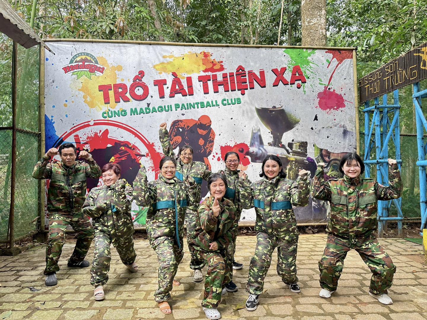 Sự gắn kết đồng đội thể hiện rõ nét qua team building Amazing Race