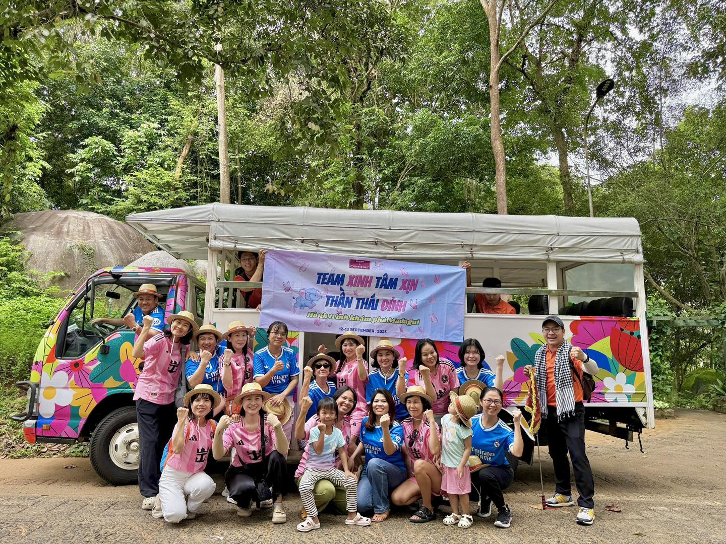 Ekip VINTours chuyên nghiệp điều phối team building Amazing Race